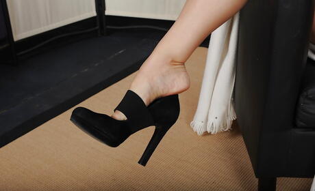 Sexy older Missy Bella likes foot fetish 