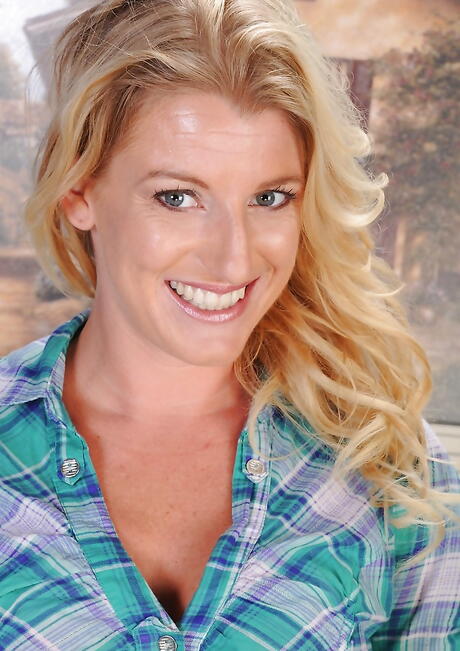 Adorable blond milf Avona Dominica in skirt makes some foot fetish action 