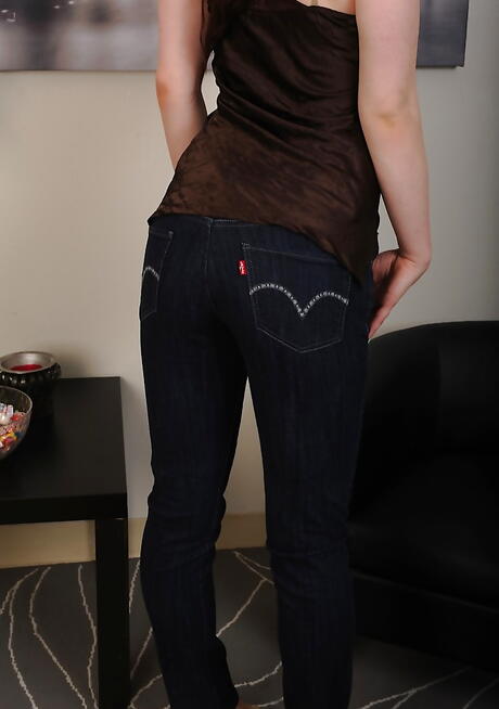 Sylphlike american red-haired young Gwen Stark in tight jeans baring her ass and nice pussy 