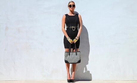 Superb american blond cutie Samantha Saint revealing her butt outdoor