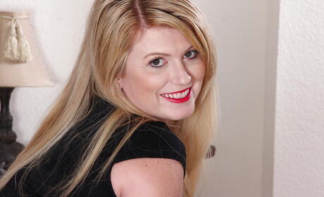 Sexy american blonde older Lexi Moore in hot lingerie shows big boobies and spreads her legs 