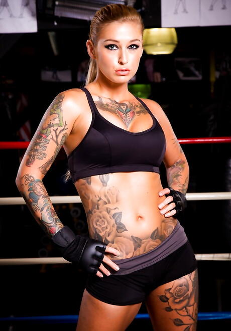 Inviting american blonde milf Kleio Valentien in shorts shows some fetish 