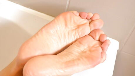 Peachy russian blonde cutie Kayla Green likes some hot foot fetish in shower