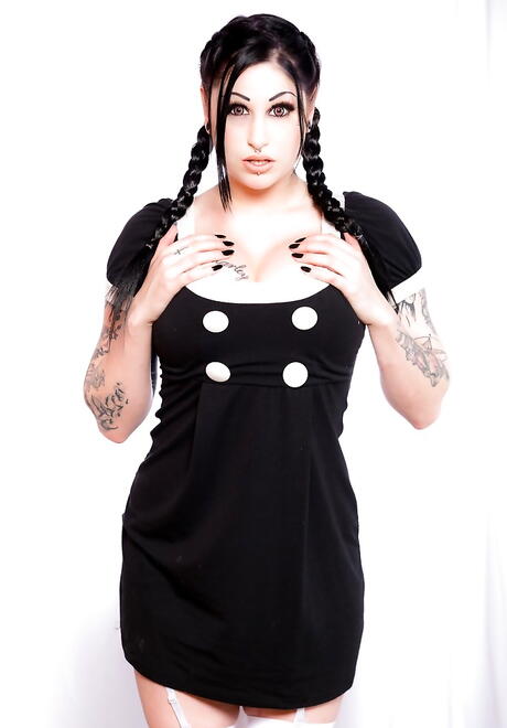 Sexy american cutie Ophelia Rain reveals big titties and jerks off 