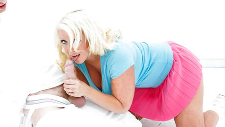 Sumptuous american blond milf Alura Jenson take in mouth huge rod and takes a cum shot in her mouth 