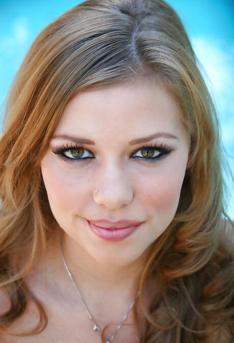 Inviting american porn star Nicole Ray exhibiting big boobies and sexy ass at pool