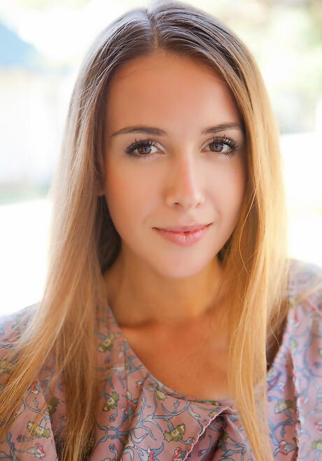 Rangy youthful Lina Diamond in nice skirt makes some hot foot fetish outdoor