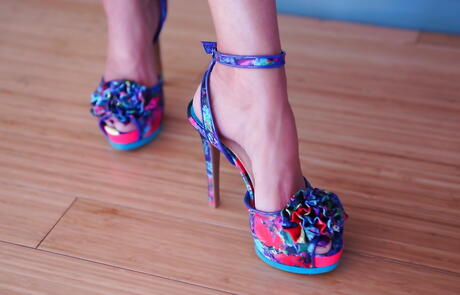 Enchanting american homemaker Sandra Otterson is foot fetishist outdoor