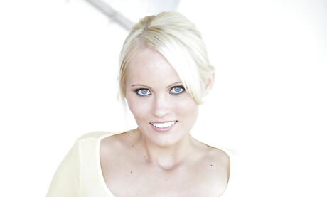Facinating american blond Hanna Hilton in hot erotic gallery