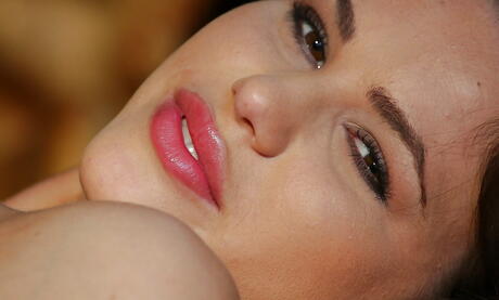 Foxy brunette young Cintya Doll exhibiting big tits and spreading her legs 