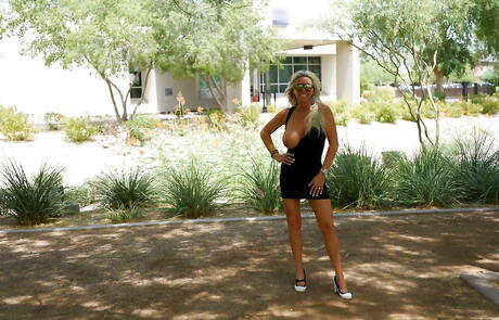 Glamorous american homemaker Sandra Otterson in erotic gallery