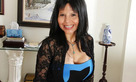 Superb czech mature Marcy Darling showing big boobies and shaved pussy 