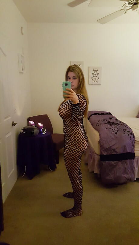 Facinating babe Danielle Delaunay makes some hot foot fetish in bath