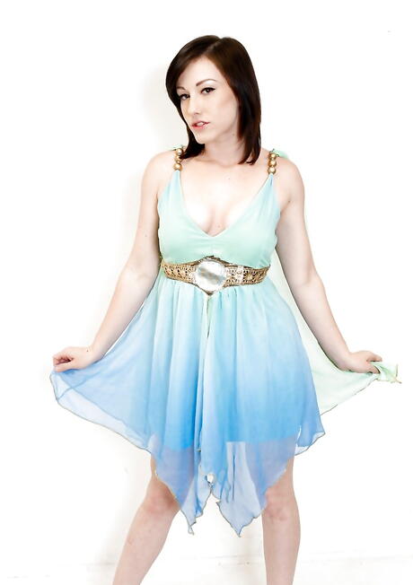 Superb american hottie Jennifer White revealing her butt 