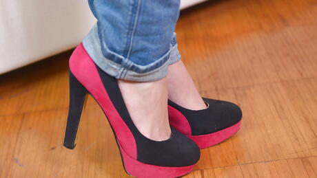 Gracile hungarian youthful Felicia Kiss in tight jeans makes some hot foot fetish 