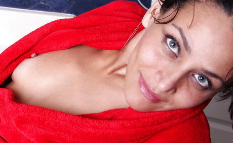 Stunning milf Cielo in hot posing in bath