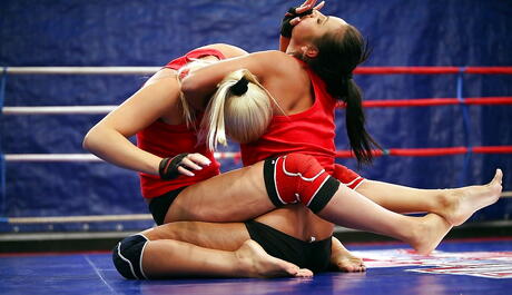 Deluxe girls Brandy Smile and Lioness in rough catfight 