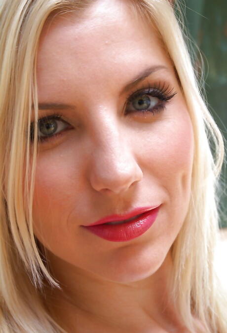 Deluxe american milf Ashley Fires reveals her ass outdoor