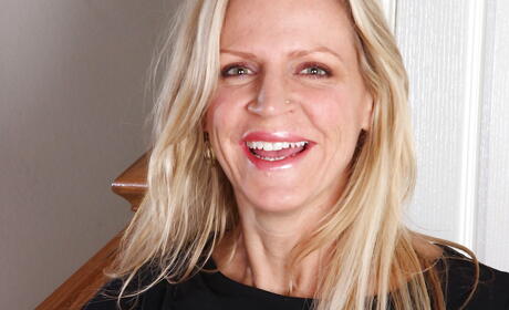 Sexy blond milf Tabitha Green likes foot fetish 