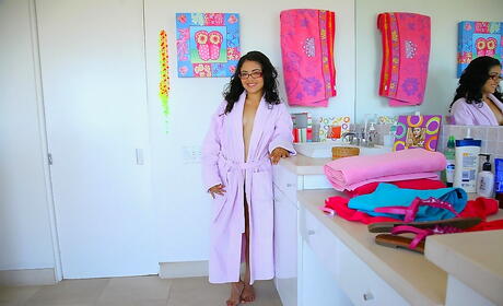 Stunning latin teen Andrea Kelly in erotic scene 