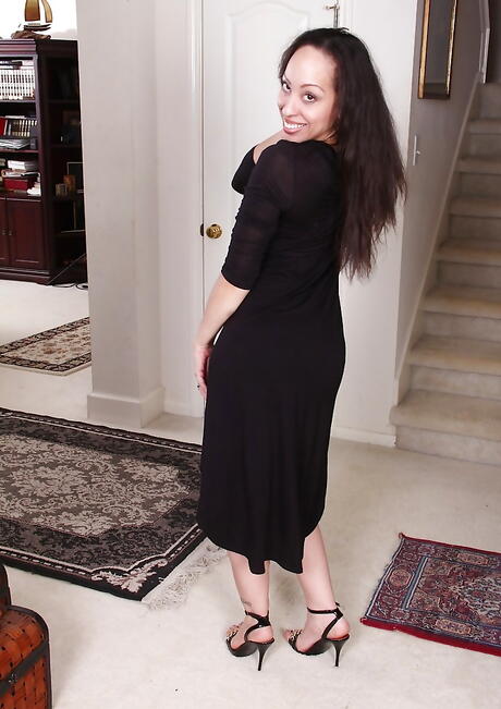 Stunning latina older Sasha Soja is foot fetishist 