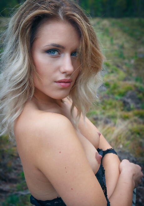 Luscious teen Linda Ratonne in nasty foot fetish outside