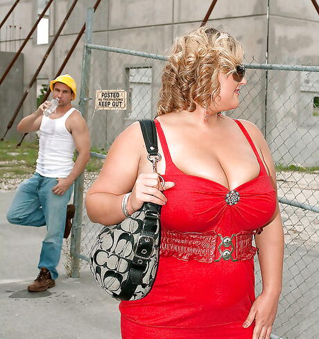 Lush american blond ssbbw Anna Kay in sexy skirt