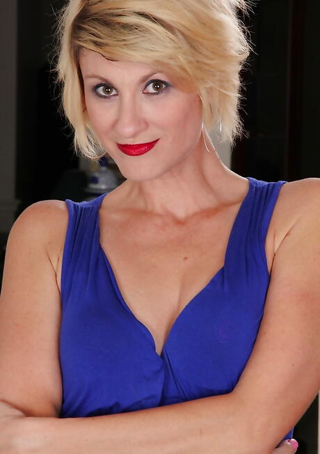 Sexy mature Jayden Monroe in foot fetish show 