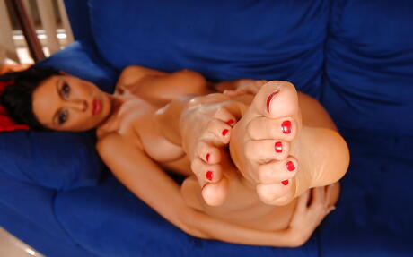 Enchanting hungarian milf Eva Black in foot fetish show 