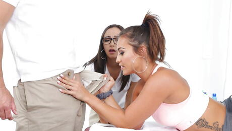 Gracile beauties Kelsi Monroe and Lily Jordan in hot 3some 