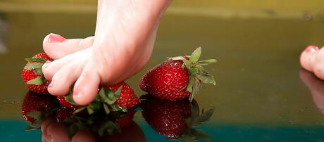 Facinating american blond milf Goldie Ray makes some hot foot fetish 