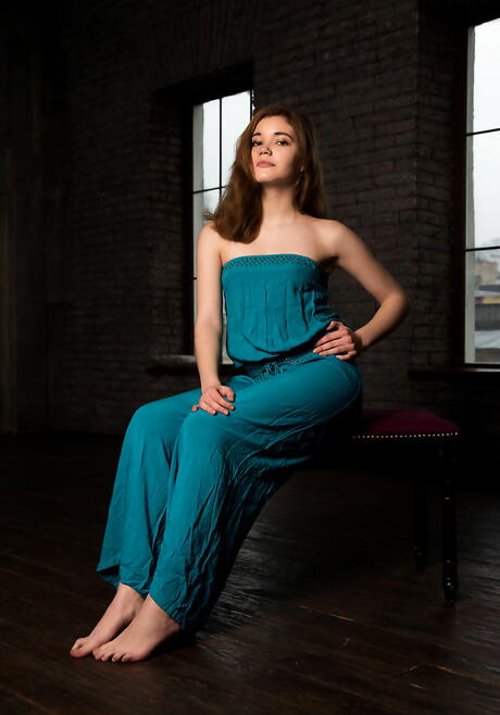 Shapely teen Carrie show some foot fetish 