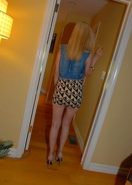 Foxy american blond hottie Mae Olsen exhibiting big knockers and jerking off outdoor