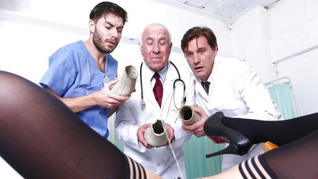 Appealing british dark hair milf Rio Lee enjoy hardcore groupsex 