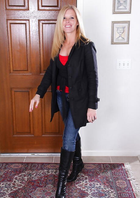 Appealing american blonde older Monique in jeans loves foot fetish 