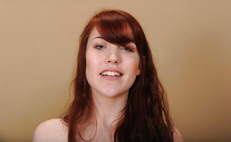 Hot american youthful Gwen Stark shows her ass in sexy jeans and spreads her legs 