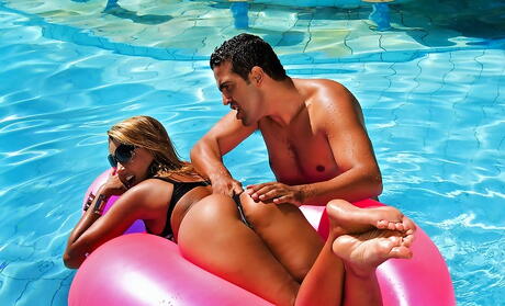 Deluxe brazilian Suzy Anderson in bikini rammed after hot suck at pool