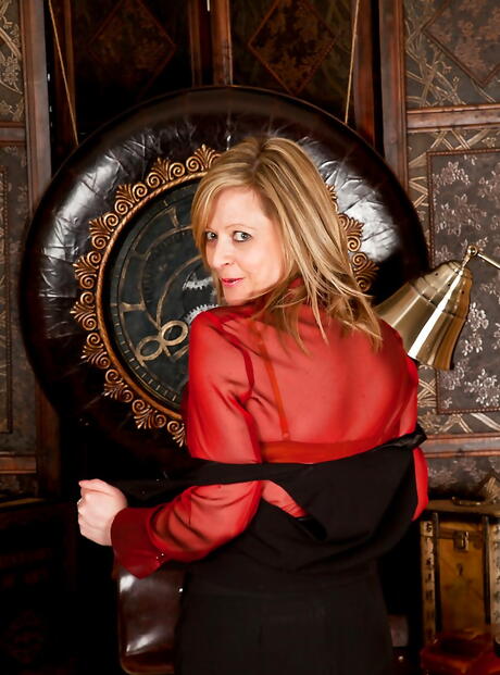 Superb british blonde mature Louise Pearce exposes her ass in fancy skirt and shaved pussy 