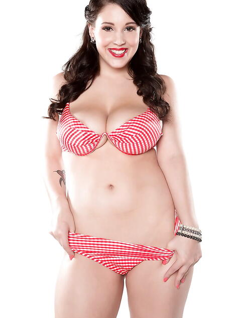 Sultry american dark hair Noelle Easton exhibiting big hooters and jerking off 