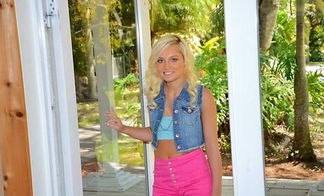 Stunning american blonde Charli Shiin in sexy shorts loves some hot foot fetish 