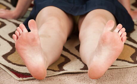 Sexy american young Amy Faye likes some hot foot fetish 