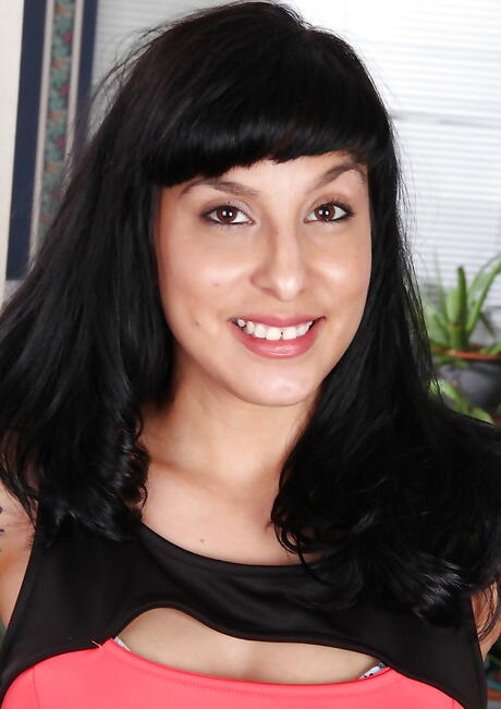 Deluxe milf Penelope Patterson revealing her butt and playing with dildo 