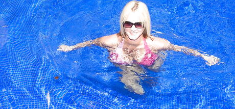 Enchanting american milf Sabree Lynn reveals big titties and toys her snatch near the pool