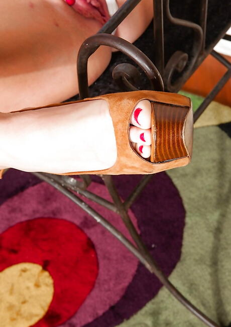 Sultry switzerland milf Bianca Breeze in sexy skirt show some foot fetish 