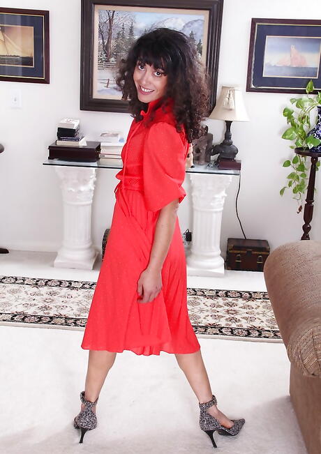 Curious american aged Ramona Jones unveils tiny tits and pussy 