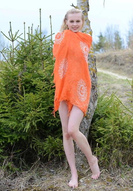 Hot teen Nika makes some foot fetish action 