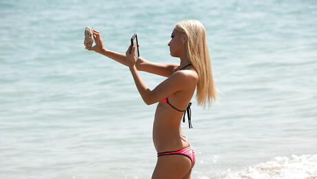 Deluxe american blonde Uma Jolie in beautiful bikini shows her butt on the beach