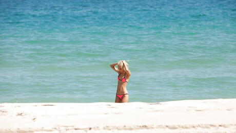 Deluxe american blonde Uma Jolie in beautiful bikini shows her butt on the beach