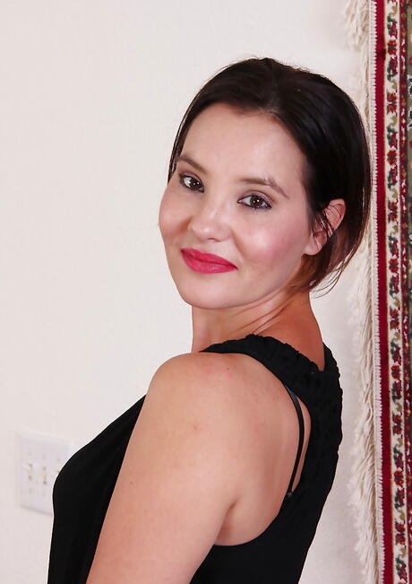 Gracile american milf Sharee Jones shows tiny tits and hairy pussy 