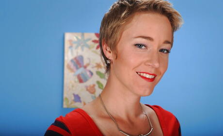 Sexy american older Liz Sophia exposing small tits and shaved pussy 